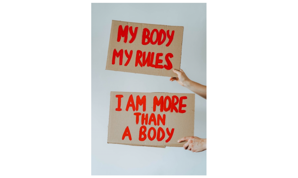 Photographie de Olia Danilevich provenant de Pexels, montrant l’utilisation des slogans « Mon corps, mon choix » et « Je suis plus qu’un corps ».
