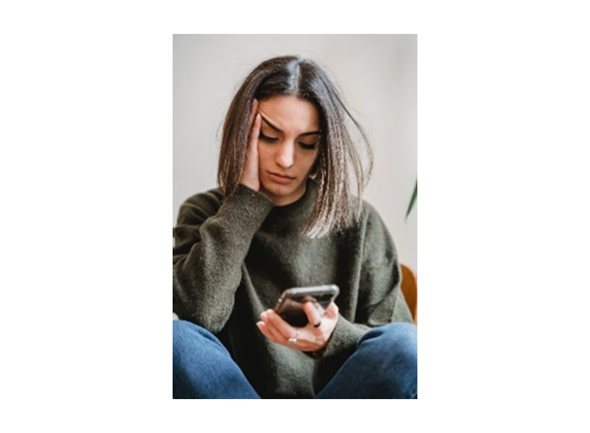 Légende. Les réseaux sociaux numériques donnent souvent l’illusion que la vie des autres est plus intéressante que la sienne, sentiment associé à de la tristesse. Photo de Liza Summer provenant de Pexels.