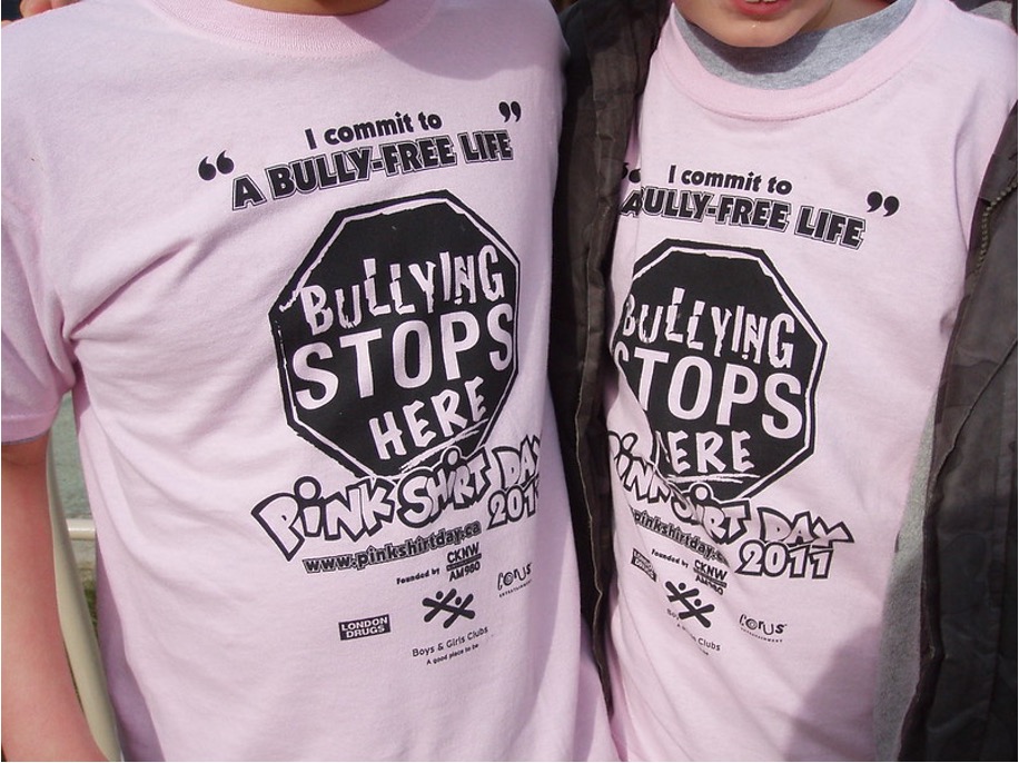 Pour lutter contre le harcèlement, certaines interventions proposent à des élèves populaires de promouvoir de nouvelles normes anti-harcèlement via des slogans imprimés sur des T-shirts (« bullying stops here » signifie « le harcèlement s’arrête ici »). Image de Geoffery Kehrig provenant de flickr