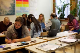 Les immigrés et les candidats à l’immigration sont encouragés, voire obligés, d’intégrer des programmes d’intégration civique. Ces programmes peuvent prendre la forme de cours (d’histoire, de valeurs). Photo de Tania Rodriguez de Pixabay Les immigrés et les candidats à l’immigration sont encouragés, voire obligés, d’intégrer des programmes d’intégration civique. Ces programmes peuvent prendre la forme de cours (d’histoire, de valeurs). Photo de Tania Rodriguez de Pixabay